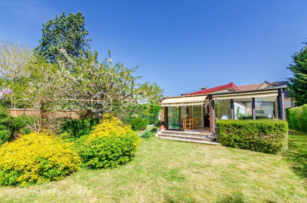 Maison familiale de plain-pied majoritairement avec véranda et jardin au calme !