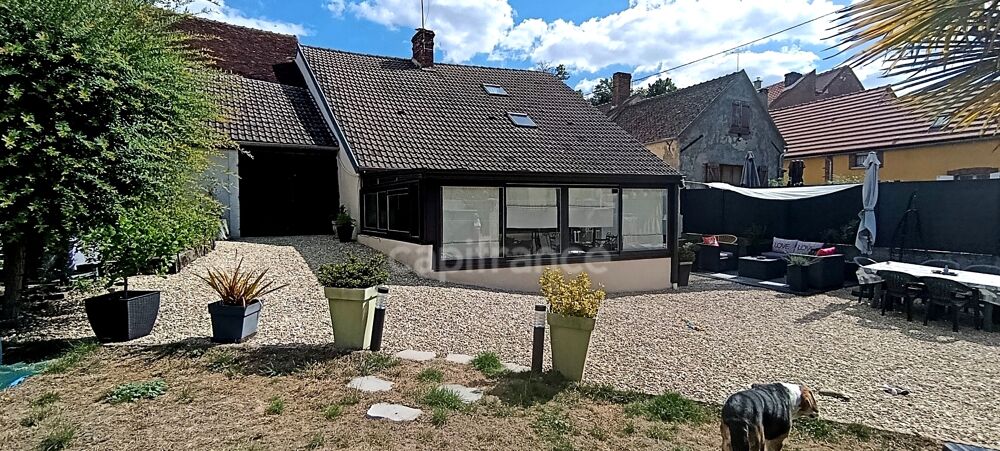 Vente Maison Virginie Masson – Capifrance vous propose cette maison en pierre de 92 m² pleine de charme, située à Seignelay, proche des comme Seignelay