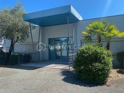 Local commercial de 355m2 : 11 bureaux - Deux salles de réunion - 17 places de parking 640000 33750 Beychac et caillau
