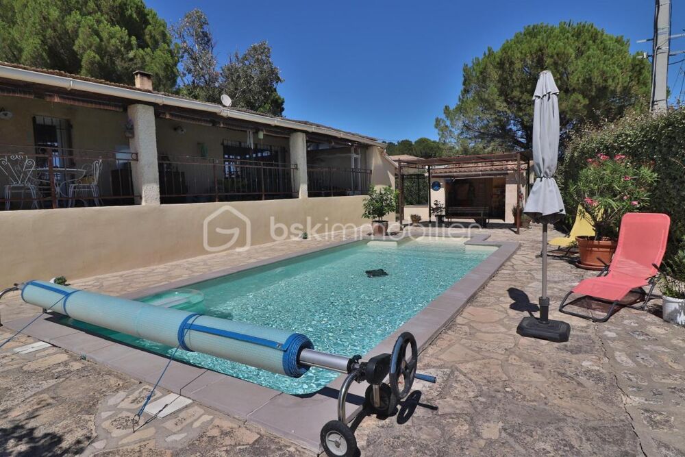 Maison plain-pied de 106m² sur 780m² de terrain avec 3 chambres, garage et piscine