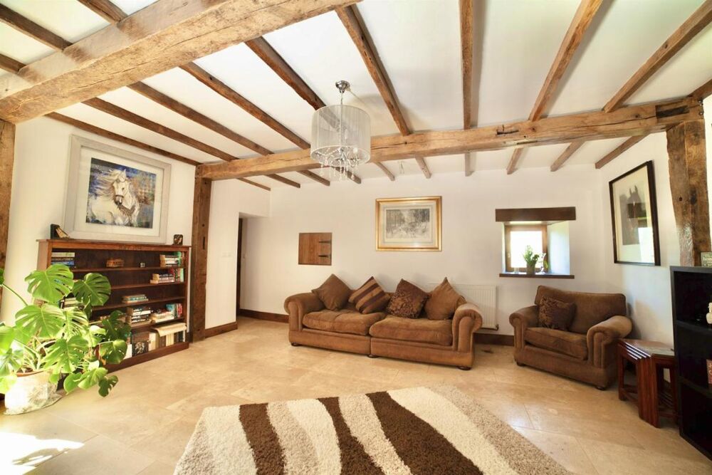 ? Maison d'exception 200m2+ gites 130 m2, installation equestre sur 5ha3 aux portes de Confolens (16) 695000€