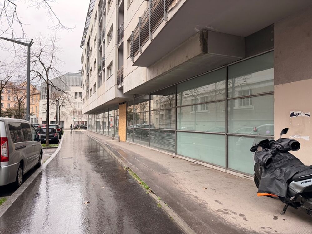   Local/bureaux au RDC à louer LYON 7EME (69), d'une surface de 533 m² environ dont 158m2 à l'étage, avec en option potentielle 3 