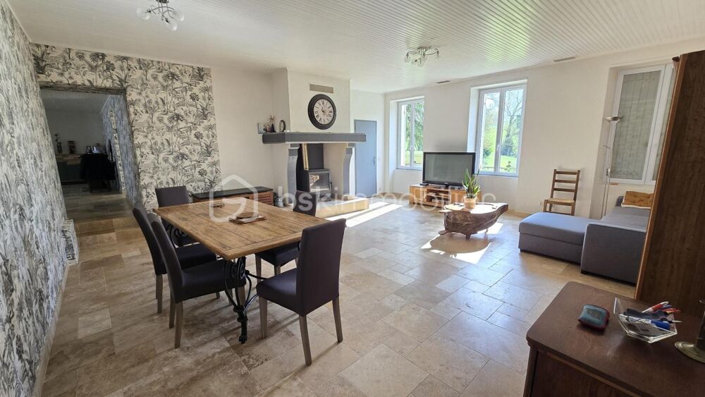 Charentaise de plus de 300m2 avec étang et gite