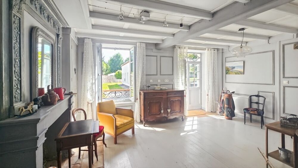 Maison de caractère à vendre 4 pièces VARAIZE (17) AVEC DEPENDANCES, GRANGES