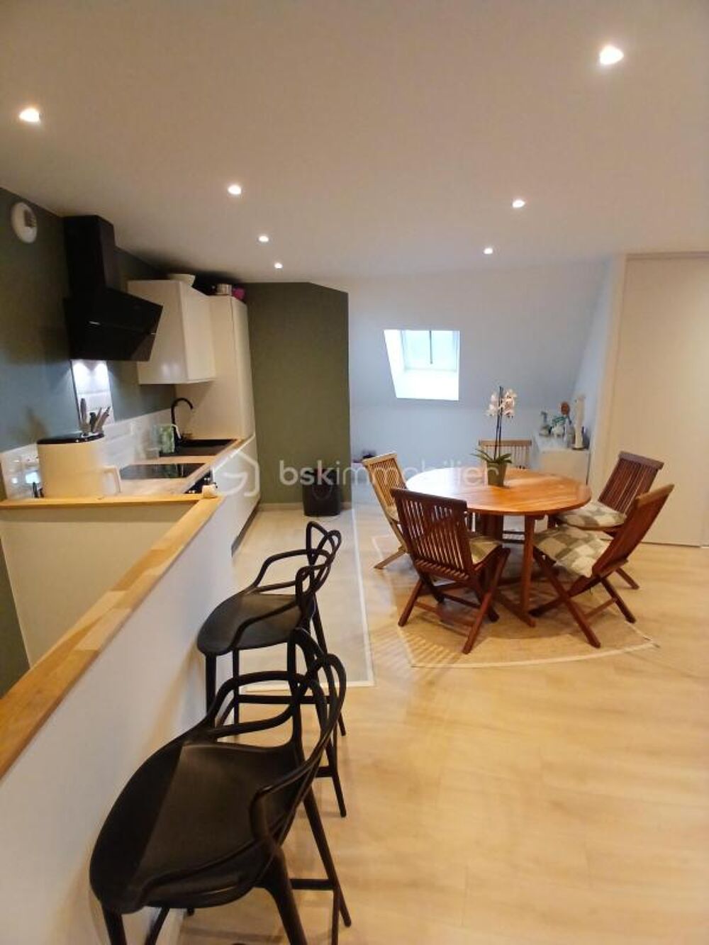 DANS UNE AMBIANCE CHALEUREUSE,GRAND APPARTEMENT T5 DUPLEX AVEC JARDIN ET VUE DOMINANTE!