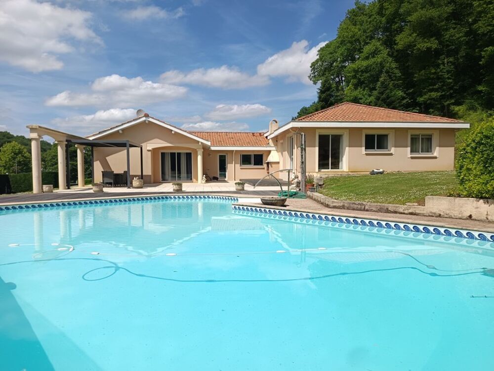 SUPERBE CONTEMPORAINE AVEC PISCINE DANS UN CADRE IDYLIQUE