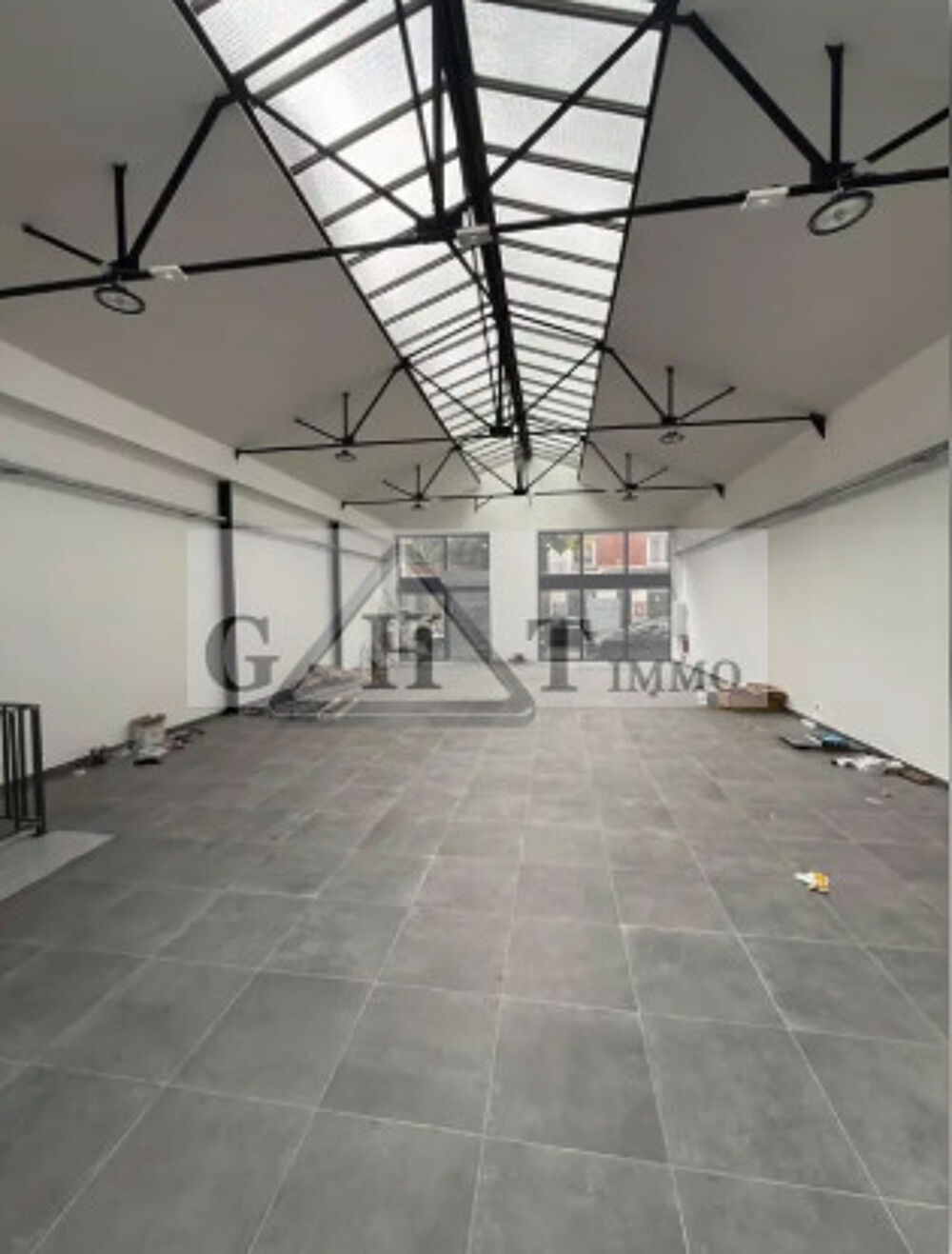   BOUTIQUE À LOUER DE 275 M2 SUR MONTREUIL ! 