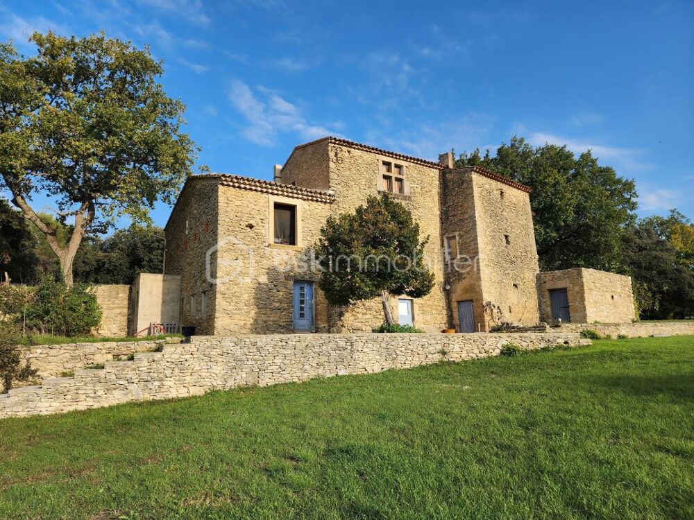 Bâtisse en pierres du 16ème siècle avec vue imprenable sur la Sainte-Victoire, proche de Lourmarin