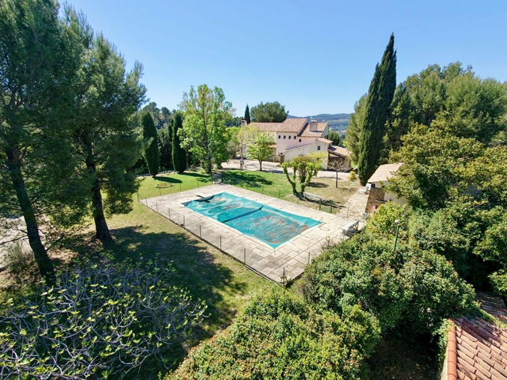 Le Castellet Propriété de caractère au potentiel exceptionnel, au coeur d'un écrin de nature - 860 000 euros