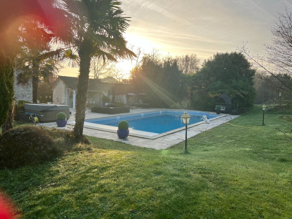 à vendre  Propriété/château Thuré (86540)