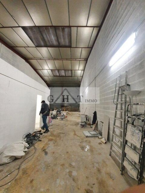 A LOUER   140 M&sup2;  ENTREPOT  A STAINS 1890 93240 Stains