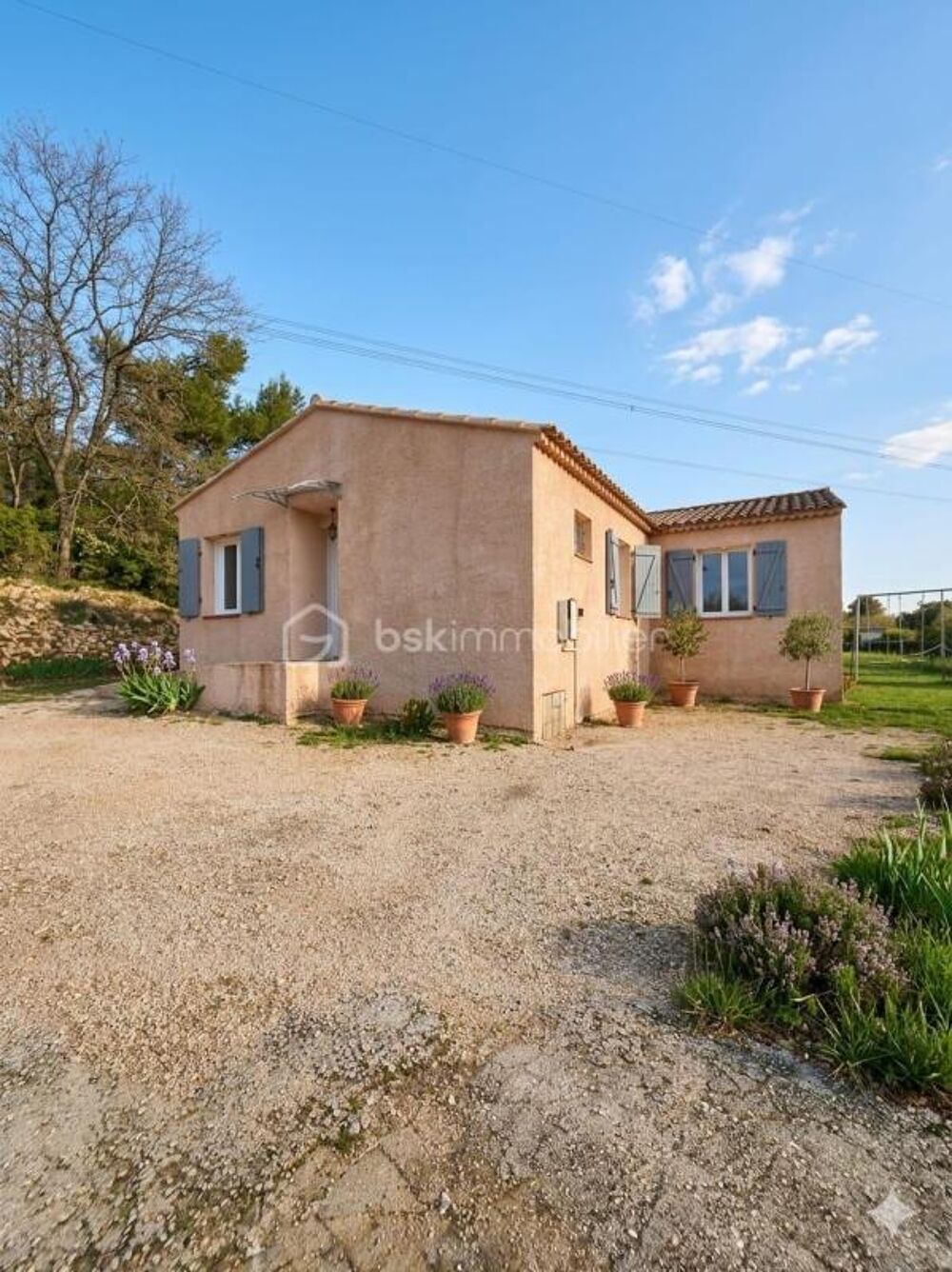 ROCBARON (83136) Villa de plain-pied d'environ 120 m² avec piscine, garage et terrain de 1000 m²