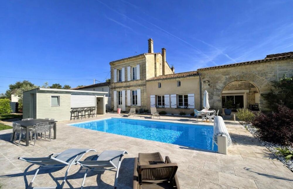 10 kms de Saint-André de Cubzac : Girondine R+1 en pierre en mitoyenneté 250 m2 sur 1326 m2 de terrain - Cuisine indépendante