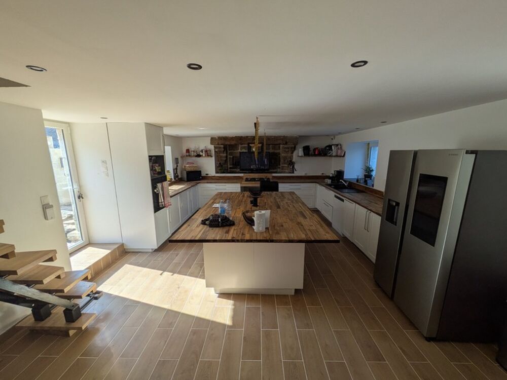 Séglien en campagne longère en pierre rénovée avec vie de plain pied de 243m², garage, atelier et dépendance parcelle de 7125m²