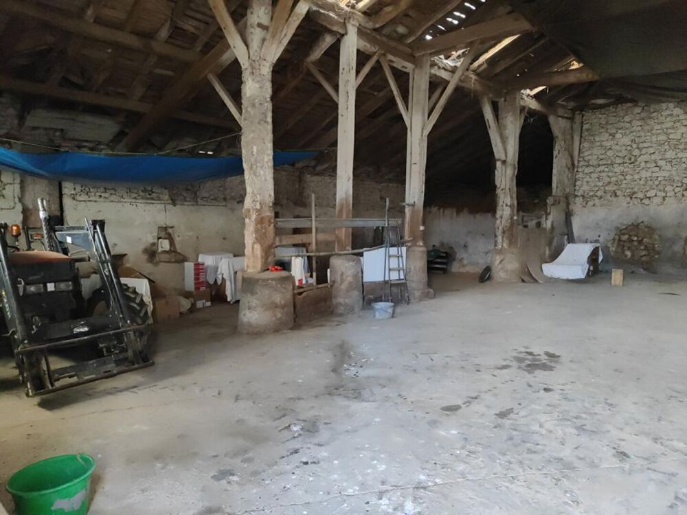 Corps de ferme en pierre 300m² à réhabiliter + hangars sur terrain de 6500 m²