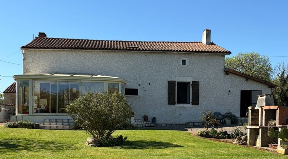 Cellefrouin. Maison 135 m² avec garage et véranda sur terrain de 12775 m²
