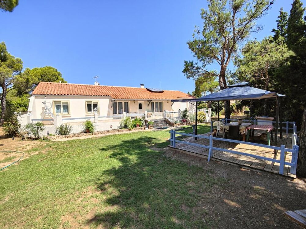 NEVIAN  MAISON DE PLAIN-PIED de 130m² habitable  4 CHAMBRES  SALON avec TOIT CATHÉDRALE  SÉJOUR TRÈS LUMINEUX avec CHEMINÉE