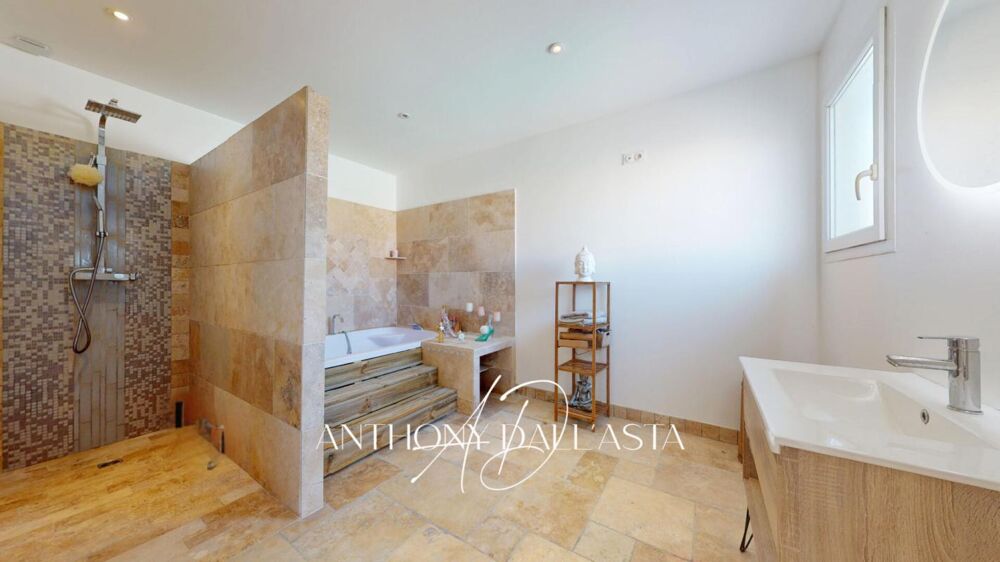 PLAIN PIED - 4 CHAMBRES - PISCINE - SALLE DE BAIN