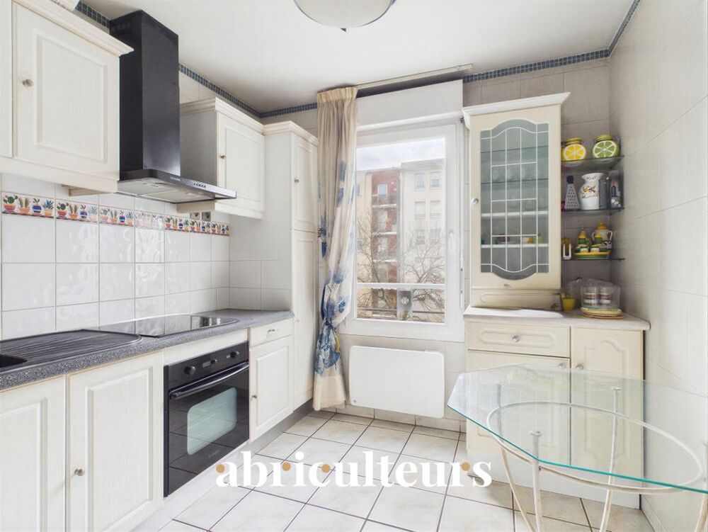 Vente Appartement Grand 2 pièces avec terrasse et garage en vente à Bron (69500) Bron