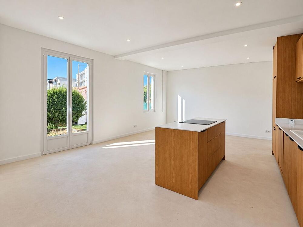 Vente Maison Maison mitoyenne rénovée Antibes plein centre-ville 3/4 pièces 75 m2, jardin 90m2 et parking Antibes