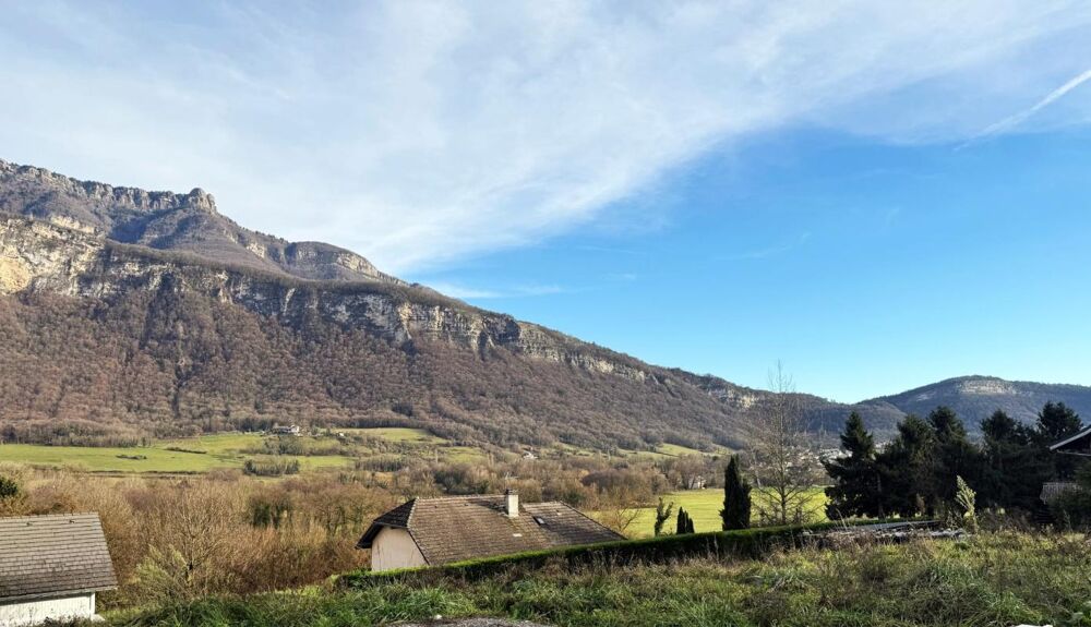 Maison neuvee avec vue dégagée sur les montagnes