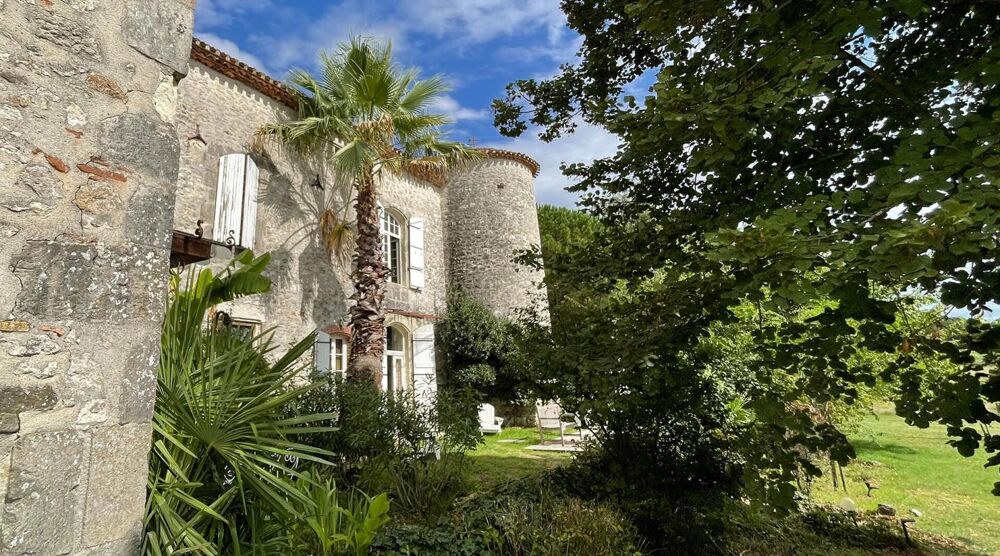 Vente Maison Château authentique du XIIIe siècle avec trois gîtes, piscine et 2 ha Villeneuve sur lot