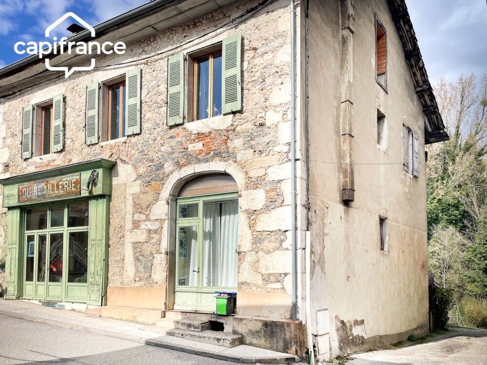 A VENDRE SAINT GEOIRE EN VALDAINE (38) Maison de village , 8 pièces , 4 ch,dépendances, terrain , rénovée