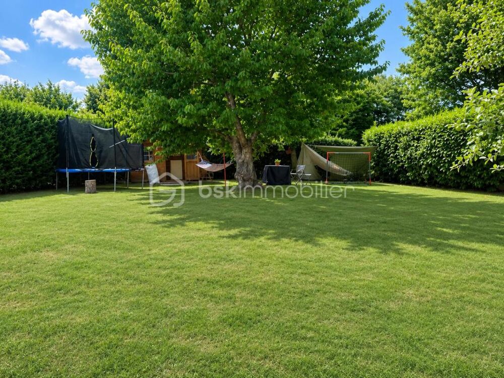MAISON idéalement située avec beau jardin et grand garage indépendant