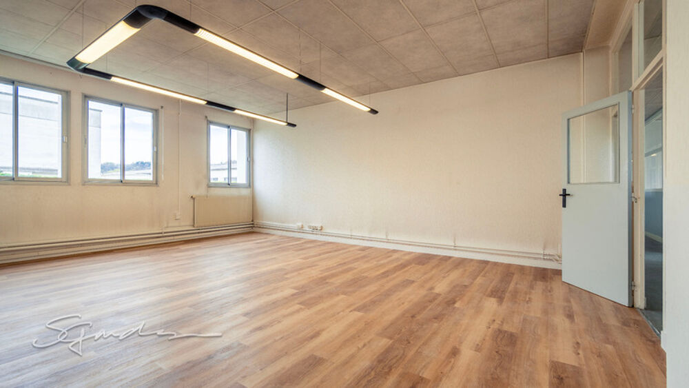   Dpt Pyrénées Atlantiques (64), à louer LONS (Banlieue de Pau) Bureau 430 m² + Parkings Lons