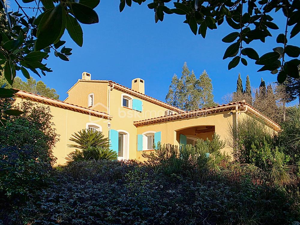 Maison individuelle 157 m2 avec piscine, grand terrain et annexes sur les hauteurs des gorges d'Ollioules