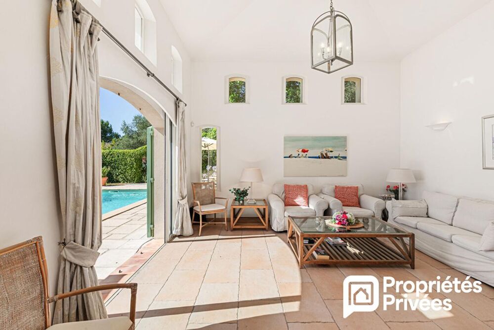 Villa de plain-pied avec grand garage et piscine au calme et vue dégagée