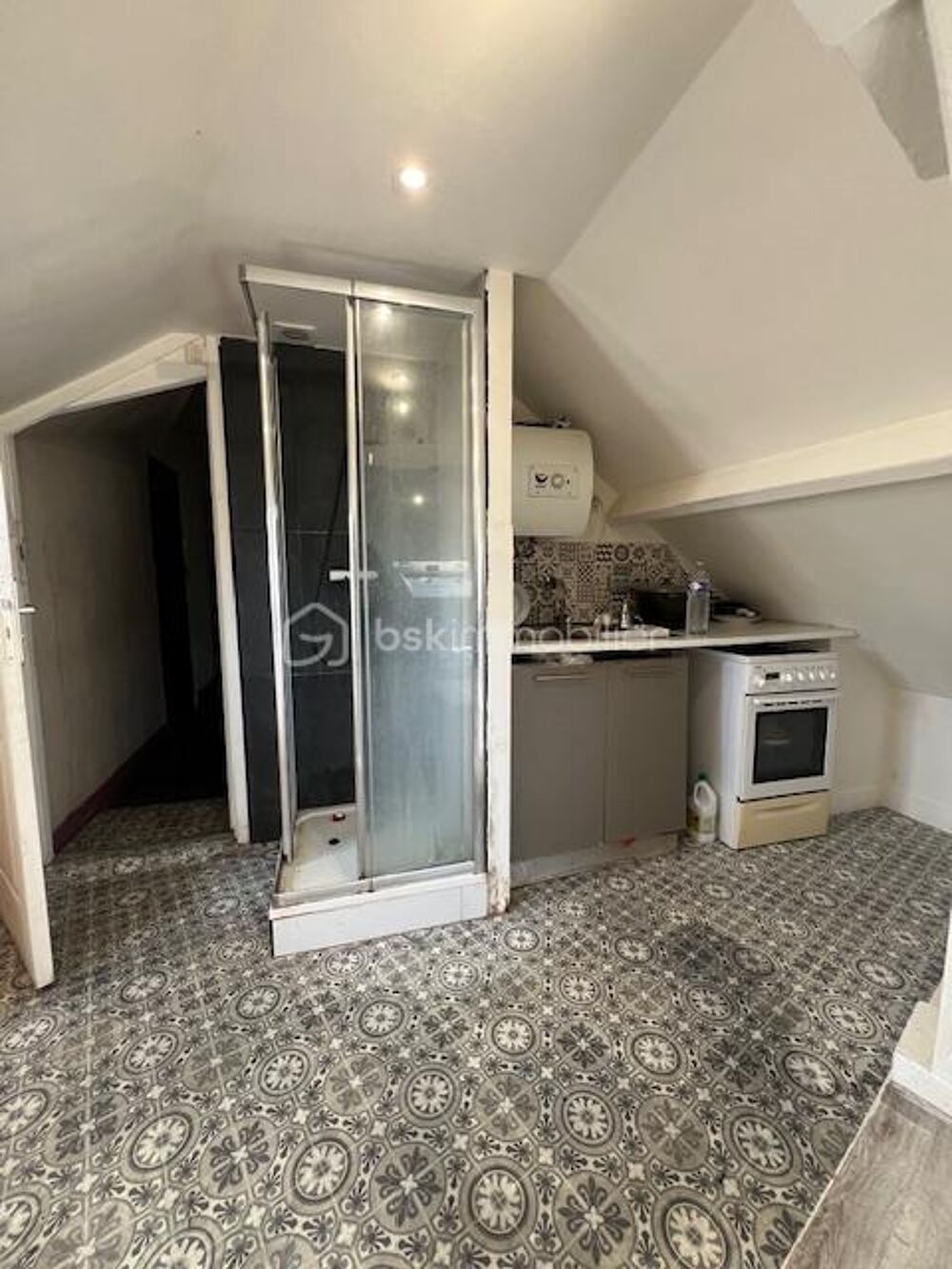 Rare sur le secteur !! une chambre mansardée au dernier étage d'un immeuble à 2min à pied de la gare du Raincy