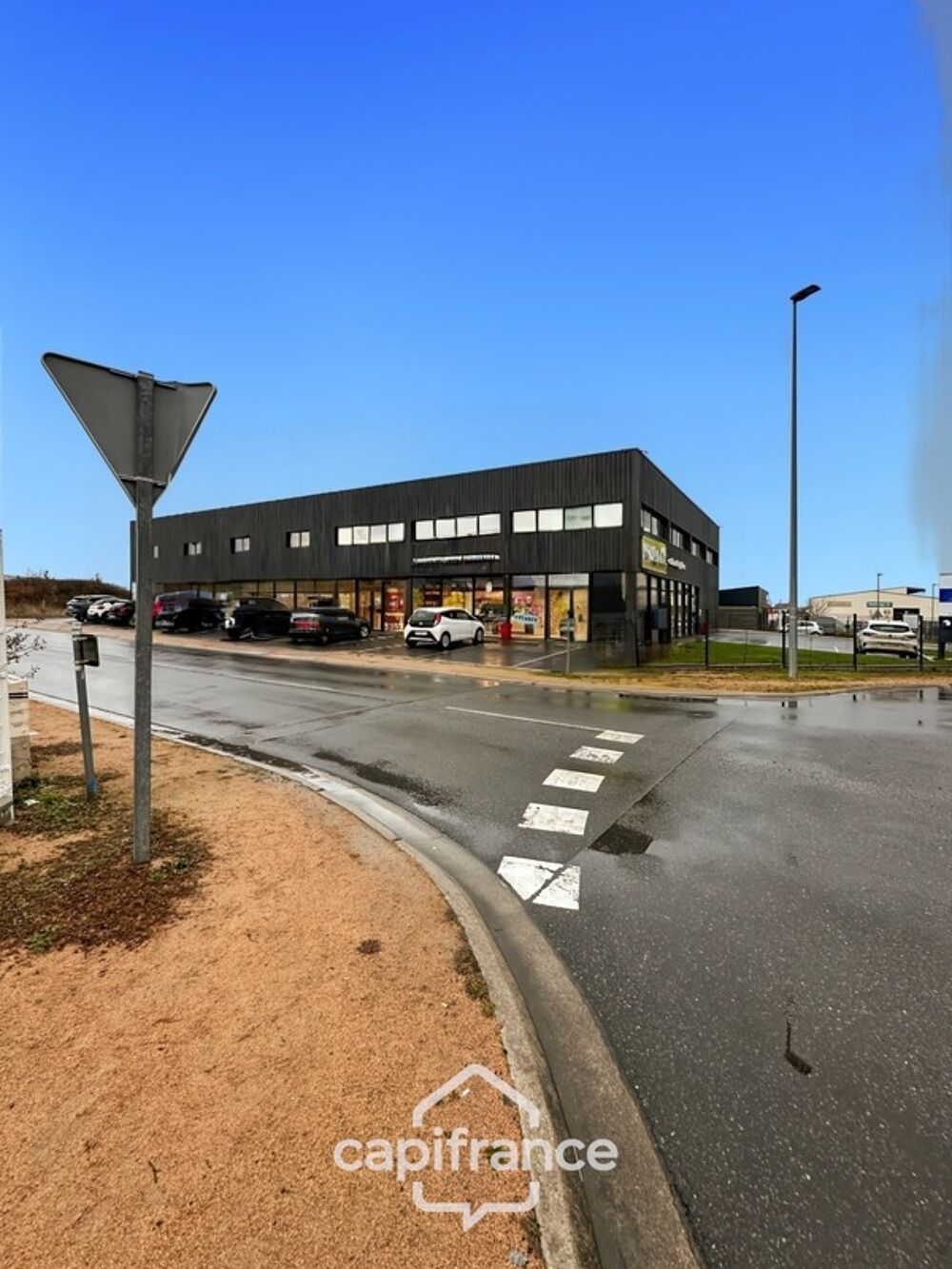   Local/bureau à louer DOMERAT (03) de 150 m2 situé dans la zone commerciale de chateauguay 