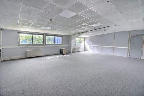 Bureau &agrave; louer de 86 m2 cloisonn&eacute; en deux parties dans une ZAC &agrave; Ach&egrave;res au prix de 825 € H.T. H.C. / mois 1075 78260 Acheres