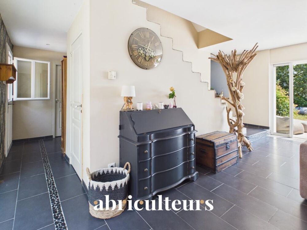 Vente Maison Spacieuse villa avec piscine et terrain d'environ 1 500 m² , dépendance et vue dégagée en vente à Callian (83440) Callian
