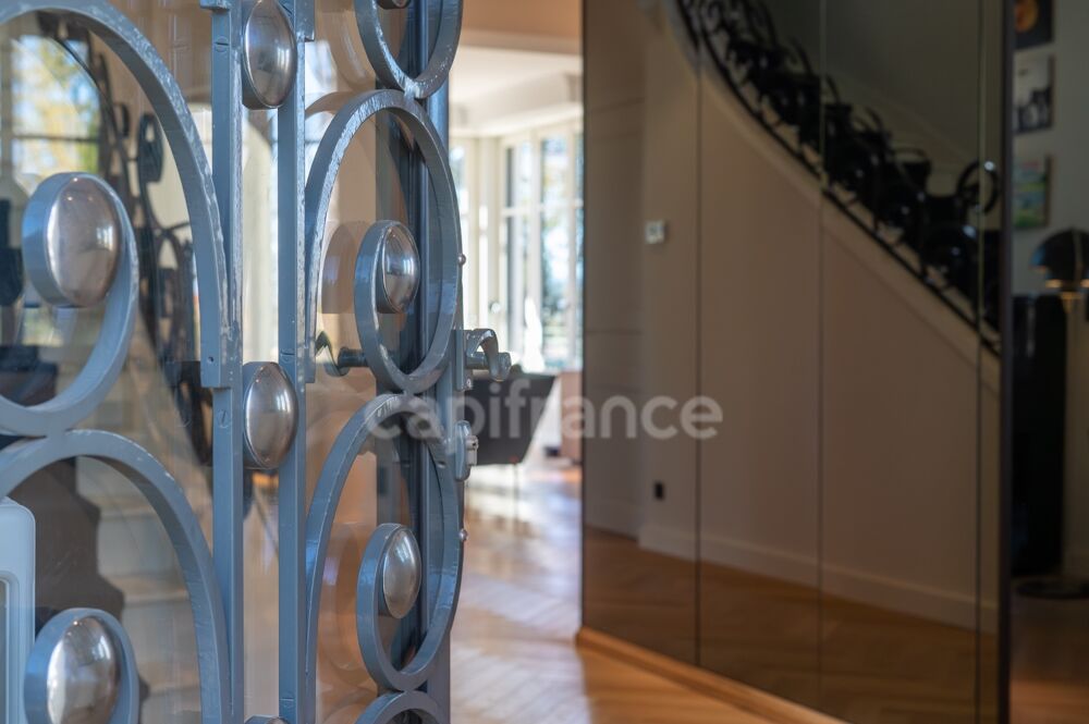 Une propriété de caractère, discrète et élégante, où le charme de la Belle Époque rencontre le confort dune rénovation récente