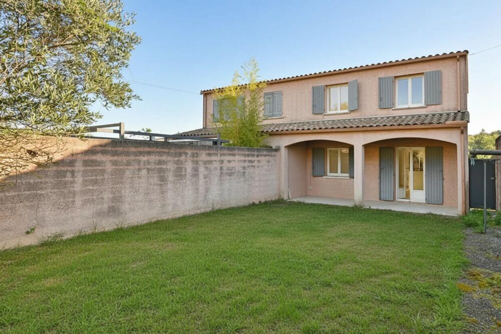 Maison lumineuse avec jardin à Saint-Julien-les-Rosiers