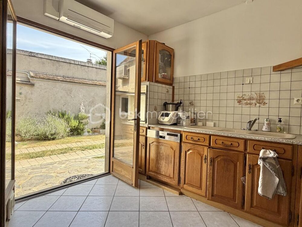 Maison ancienne rénovée composée de ses 4 chambres et de ses multiples dépendances !