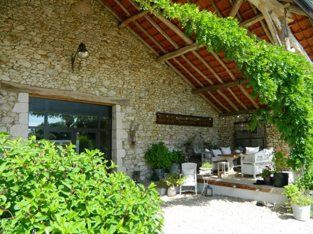 Grange convertie en loft avec maison d'amis, piscine chauffée et dépendances
