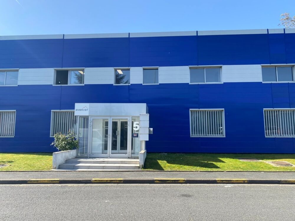   Bureau à louer de 86 m2 cloisonné en deux parties dans une ZAC à Achères au prix de 825 € H.T. H.C. / mois Acheres