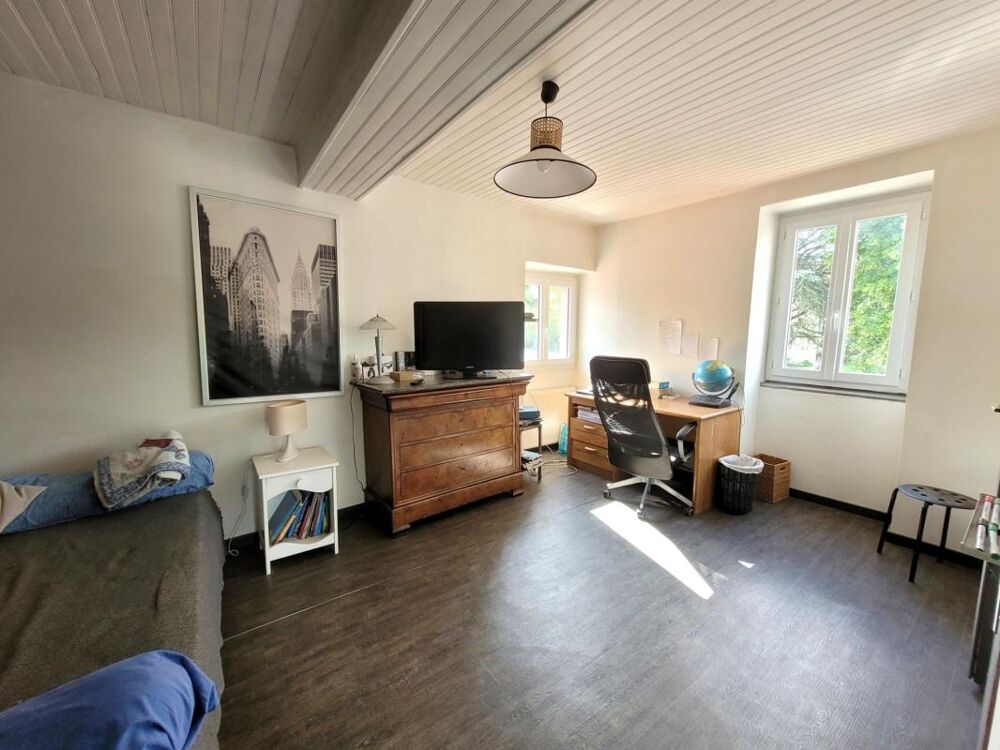 Vente Maison En exclusivité, à moins de 10 minutes de Riom et 20 minutes de Clermont-Ferrand. A 200 mètres de l'école du village et des trans Riom
