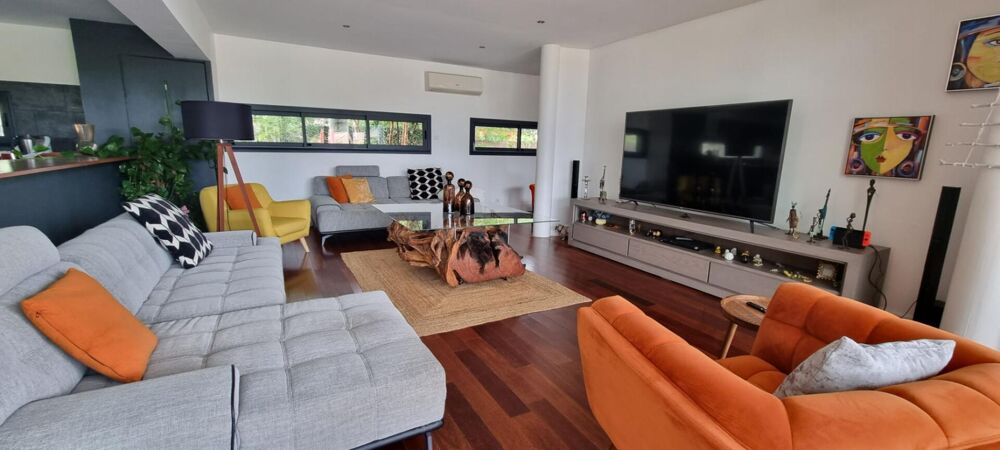 Vente Maison Villa d'Architecte de 800 m² - 16 pièces - 9 chambres - 1 appartement T3 - 1 piscine intérieure et 1 extérieure - parcelle 2500 Le temple