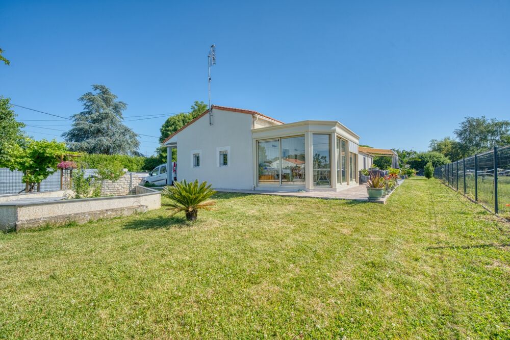 Maison de plain-pied de 135 m² à vendre - 4 chambres - 1 bureau - 7 pièces TONNAY CHARENTE (17)