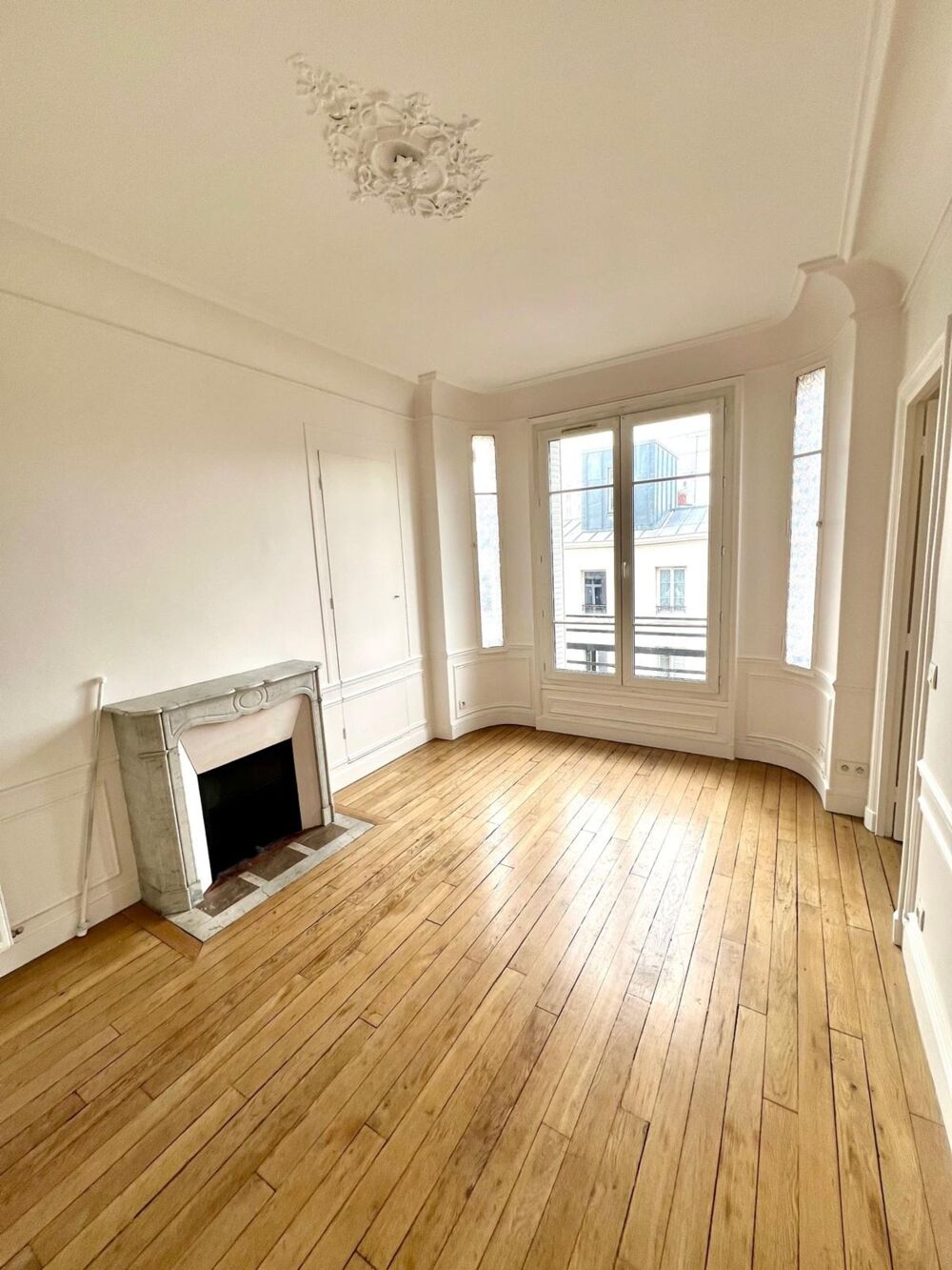 Vente Appartement Appartement bourgeois de type 3 pièces dans un bel immeuble au pied du métro mairie des lilas ( 93260 ) Les lilas