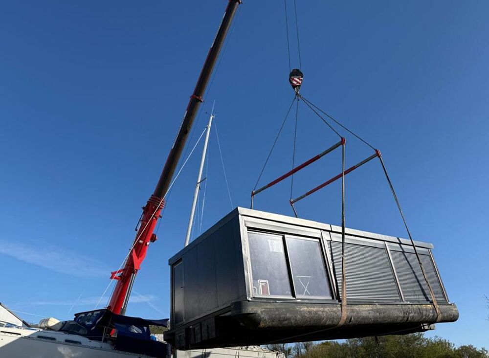 56190 Arzal - Etablissement flottant 12 personnes / passagers Coque Cata homologué maritime e- conforme double vitrage