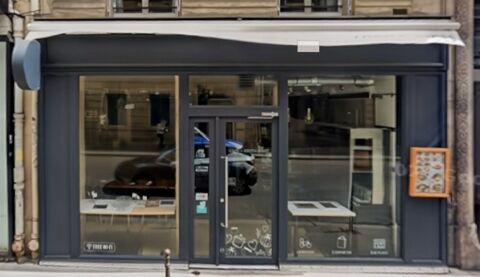 A louer rue du faubourg Saint Honor&eacute;, boutique avec beau lin&eacute;aire 5834 75008 Paris