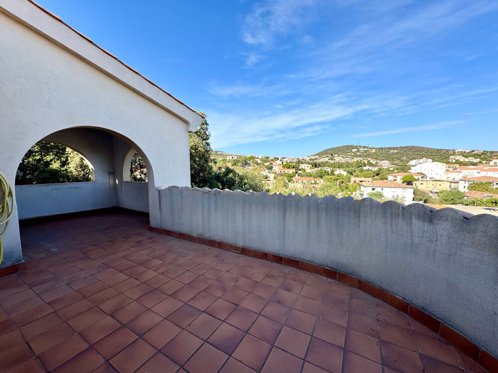 LÎle-Rousse  Maison 5 pièces, 3 niveaux avec terrasses, jardin et vastes garages  Centre ville et plage à pied