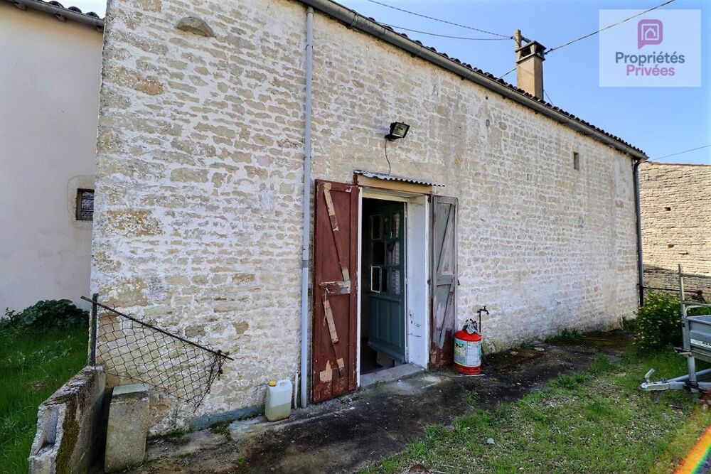 Maison de bourg mitoyenne à rénover sur 2 niveaux avec cave