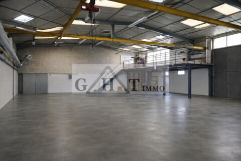A LOUER 485 M&sup2; ENTREPOT + BUREAUX + TERRAIN A CHELLES 4200 77500 Chelles