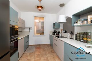 Vente Maison Toulon Hopital Sainte Anne /Claret. Maison entierement rénovée sur deux niveaux au calme, avec deux appartements T3/T2 Toulon